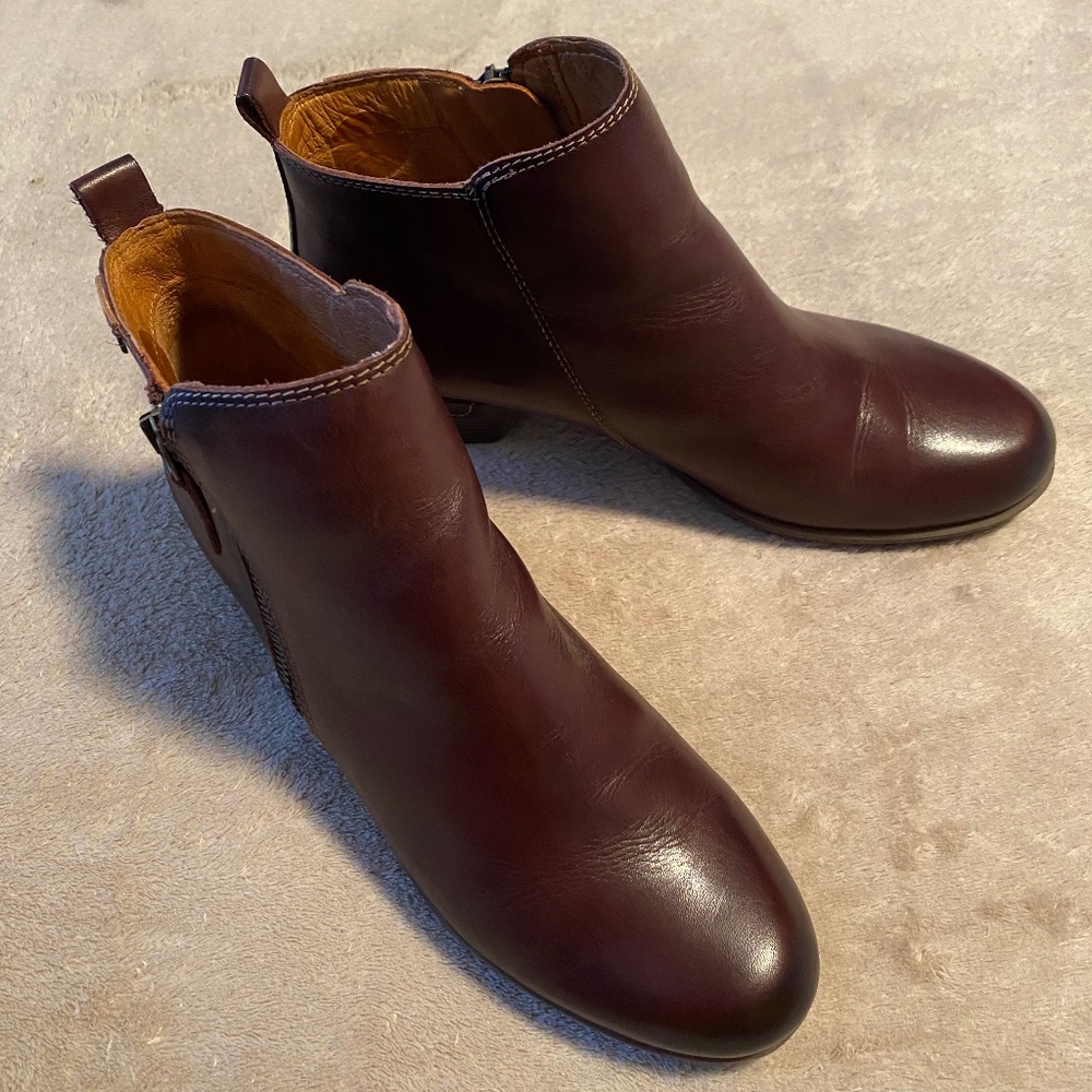 Pikolinos brown ankle boot with heel
